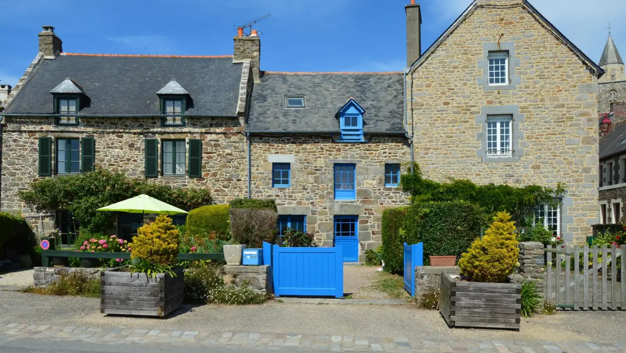 Maisons de bourg breton en pierre le long d'une rue calme