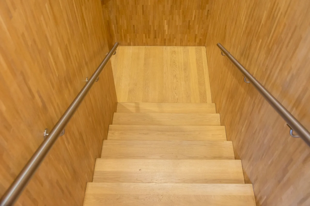 Marches en bois d'un escalier intérieur après rénovation